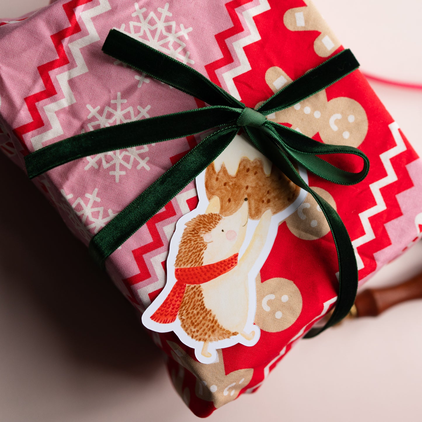 hedgehog holding pudding gift tag