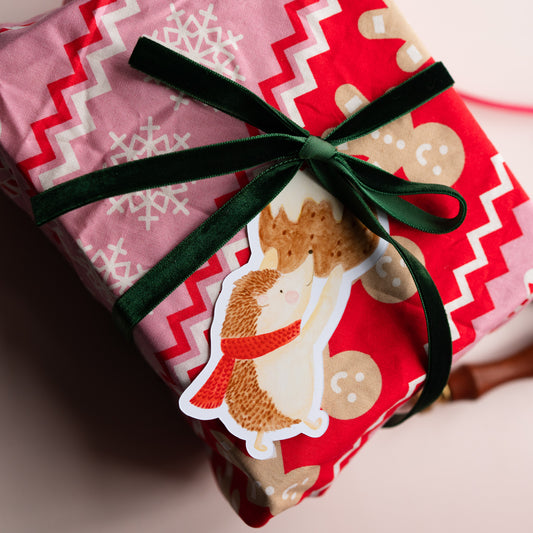 hedgehog holding pudding gift tag